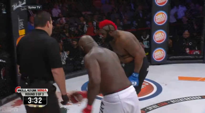Dada 500 caiu no cage depois de Kimbo Slice errar um soco devido ao cansaço (FOTO: Reprodução)