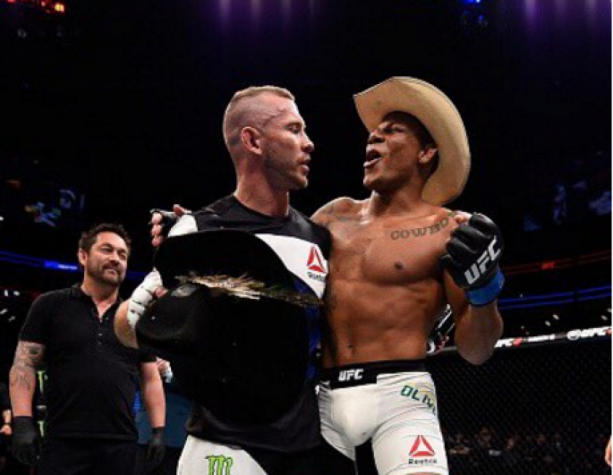 Donald Cerrone cumprimenta alex Cowboy após vitória no UFC (FOTO: Reprodução)