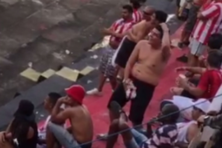 Torcedor do Náutico foi flagrado em vídeo (Foto: Reprodução)