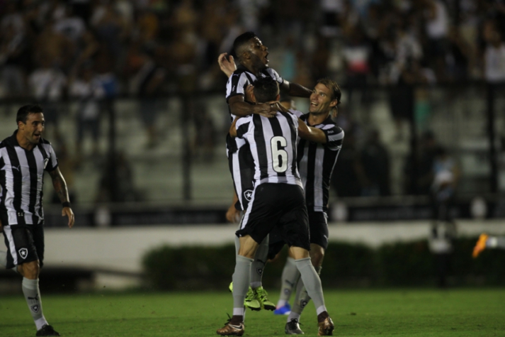 Jogadores comemoram o gol de empate