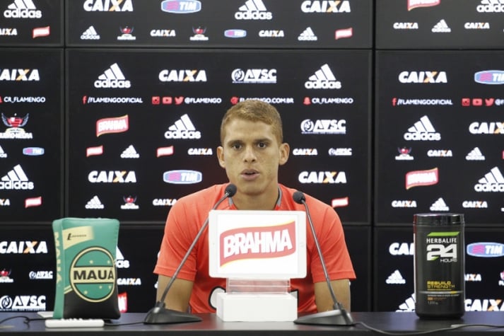 Cuéllar concedeu entrevista coletiva nesta quarta-feira, no Ninho (Foto: Gilvan de Souza/Flamengo)