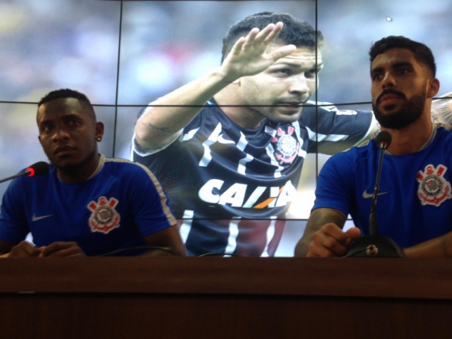 Willians e Vilson durante entrevista coletiva no CT do Corinthians (Foto: Bruno Cassucci)