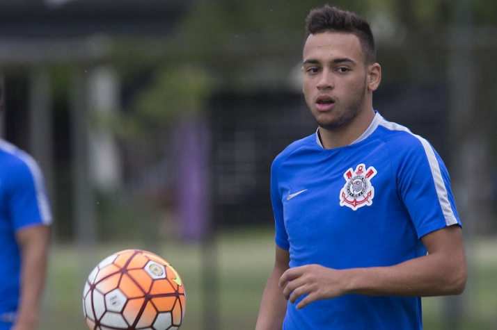 Coritiba e Ponte tentam empréstimo de Maycon, volante do Corinthians