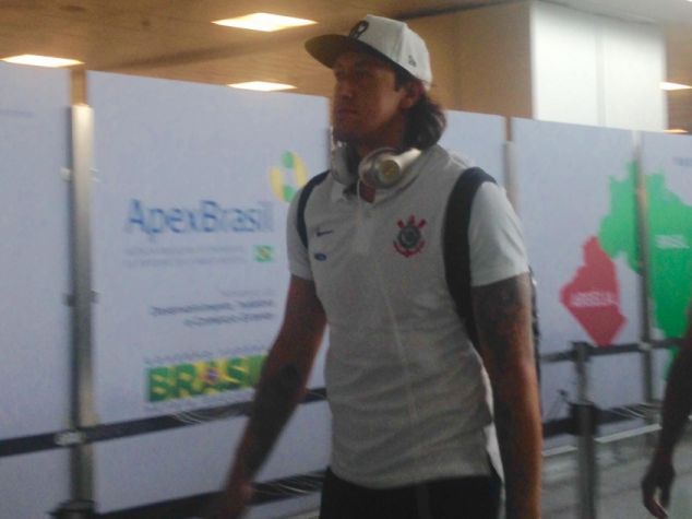 Cássio embarcando com o Corinthians para a Colômbia (Foto: Bruno Cassucci)
