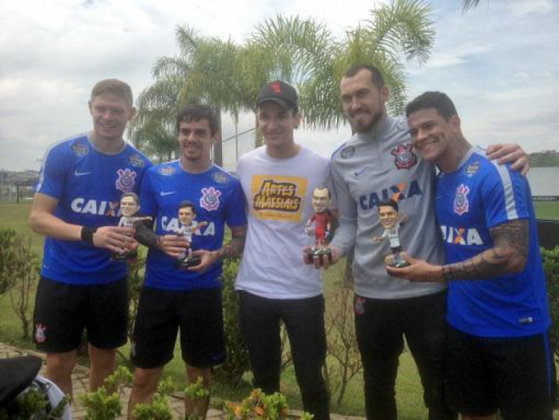 Jogadores do Corinthians com miniaturas (Foto: Bruno Cassucci)