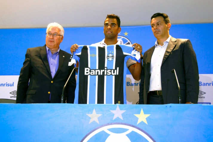 Maicon é apresentado no Grêmio (Foto: Rodrigo Fatturi/Grêmio)