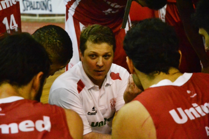 Gustavo De Conti, do Paulistano, fica com o prêmio de Melhor Técnico (Foto: Claudio Capucho/PMSJC)