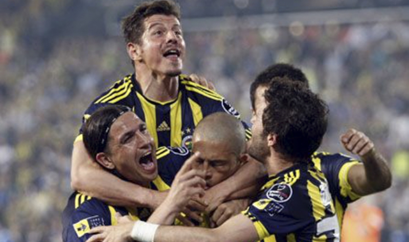 Alex comemora gol do Fenerbahçe junto com seus companheiros (Foto: Site Oficial Fenerbahce)