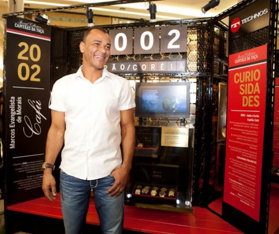Cafu, capitão do tÃtulo de 2002, durante exposição (Foto: Divulgação)