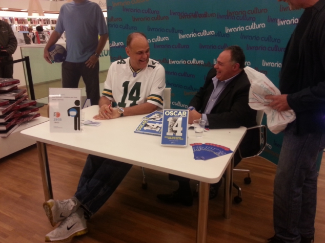 Oscar Schmidt autografou sua biografia (Foto: Felipe Domingues)