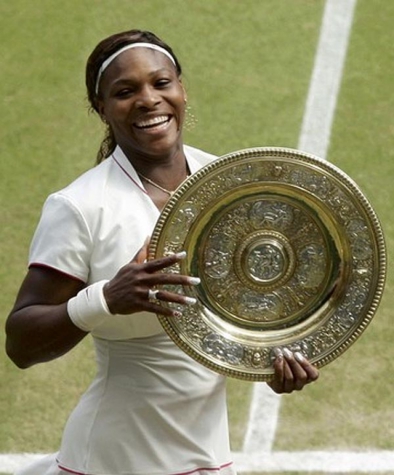 Serena Williams com a taça de Wimbledon de 2010 (Foto: Reuters)
