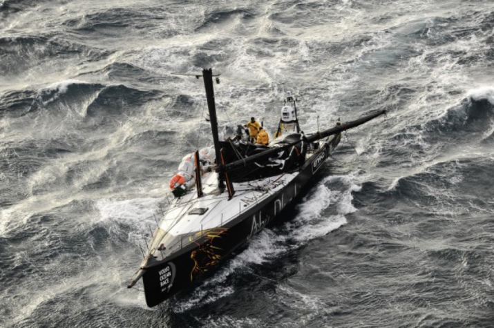 O Abu Dhabi retorna para Alicante com o mastro quebrado (Crédito: Paul Todd/Volvo Ocean Race)