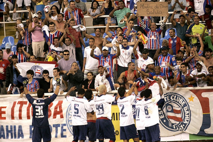 Jogadores do Bahia comemoram com a torcida - Fluminense x Bahia (Foto: Paulo Sérgio)