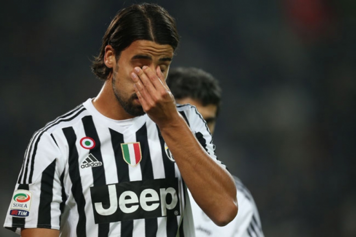 Khedira saiu machucado no inÃcio de jogo contra o Torino (Foto: Marco Bertorello / AFP)