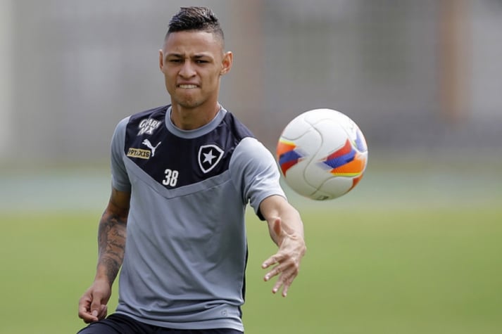 Neilton em treino do Botafogo (Foto: Vitor Silva / SSPress)