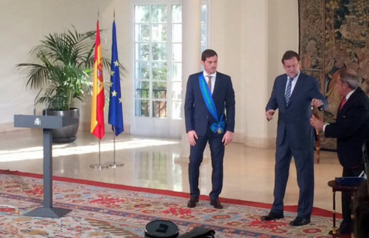 Casillas recebe condecoração na Espanha (Foto: Divulgação)