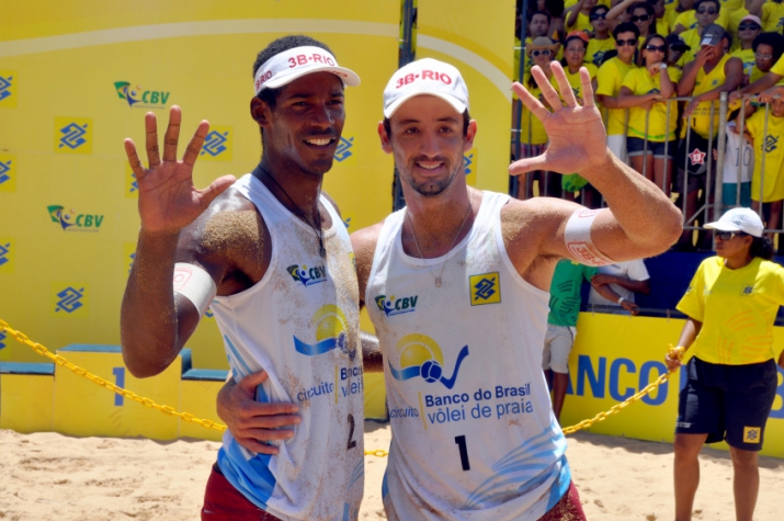 Thiago e Pedro Cunha venceram o Circuito Brasileiro em 2010 (Divulgação/CBV)