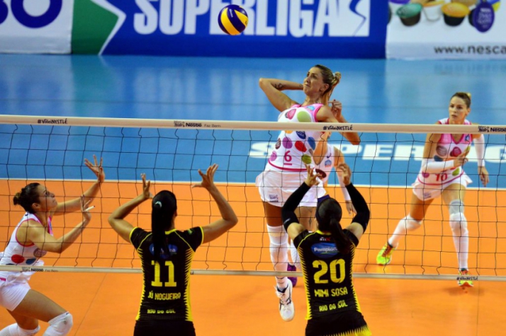Thaisa ataca na vitória sobre o Rio do Sul/Equibrasil (Foto: João Pires/Fotojump)