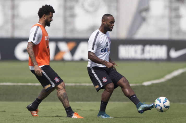 Cristian e Love travaram disputa no treino desta quarta (Foto: Daniel Augusto Jr/Ag. Corinthians)