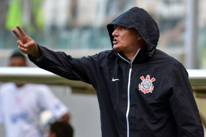Tite com capuz (Foto: Daniel Oliveira/Fotoarena/Lancepress!)