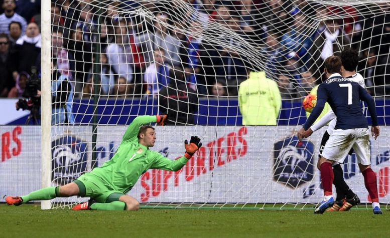 Griezmann observa chute certeiro de Giroud estufar as redes de Neuer (Foto: Reprodução / Twitter)