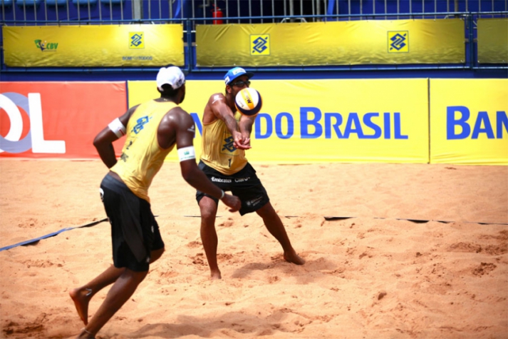 Evandro e Pedro Solberg seguem invictos no torneio e estão nas quartas (foto:Paulo Frank/CBV)
