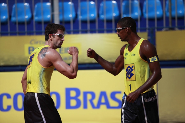 Pedro Cunha e Thiago retomam parceria com vitórias (foto:Paulo Frank/CBV)
