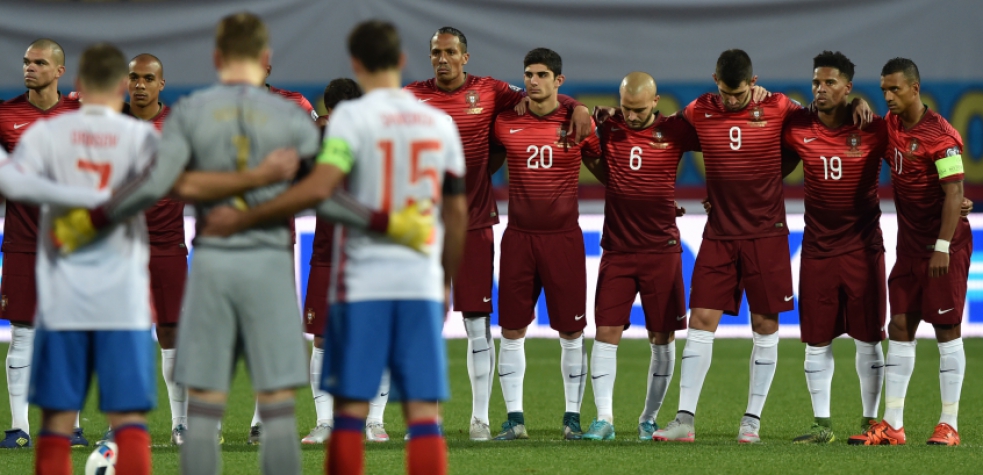 Jogo entre Rússia e Portugal teve homenagens à s vÃtimas do atentado de Paris (Foto: Kirill Kudryavtsev / AFP)