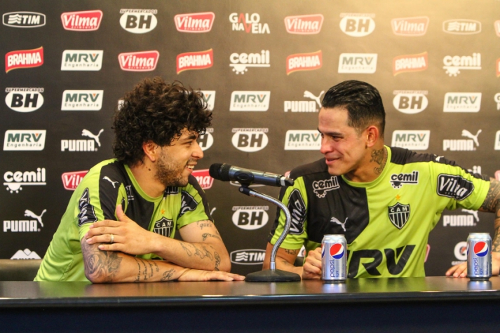 Giovanni Augusto e Luan manifestaram apoio ao treinador (Foto: Bruno Cantini/Atlético MG)