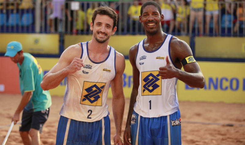 Pedro Cunha e Thiago venceram Alison/Bruno Schmidt na semifinal (foto:Divulgação)