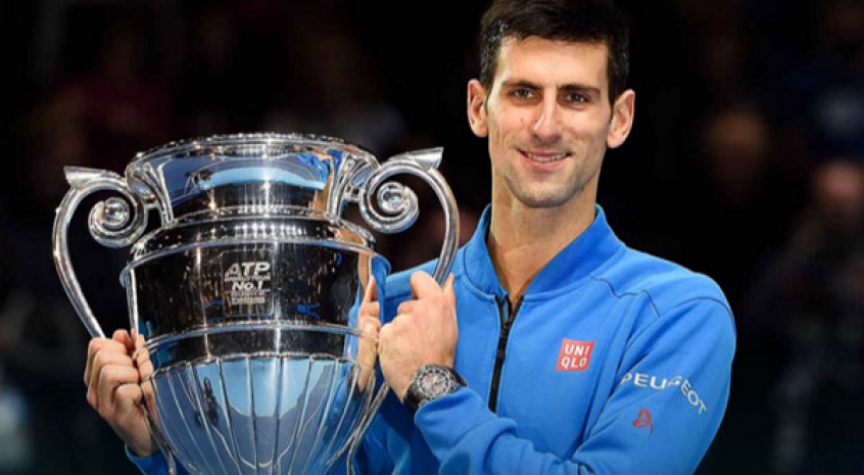 Novak Djokovic recebe o troféu de melhor do ano em Londres