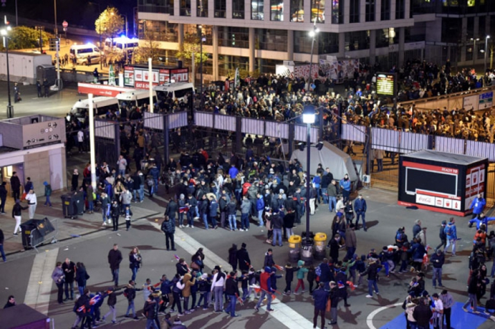 SaÃda da torcida do Stade de France na sexta-feira (Foto: Franck Fife / AFP)