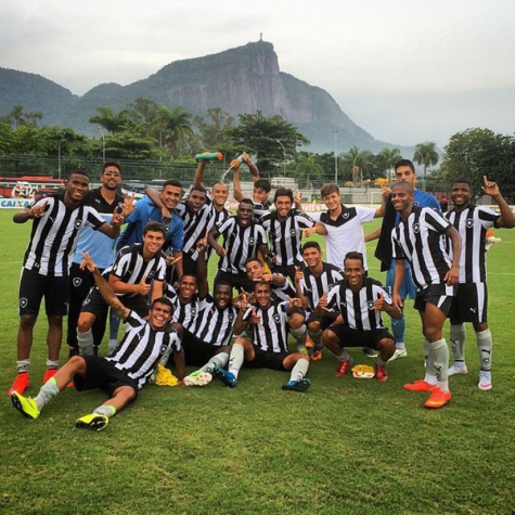Garotada do Botafogo comemora classificação (Divulgação)