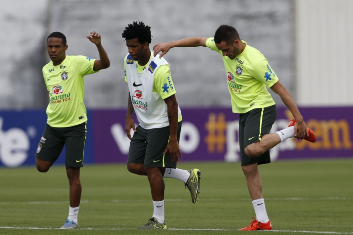 Treino Seleção Brasileira - Elias Gil e Renato Augusto (foto:Andre Mourao/Mowa Press)