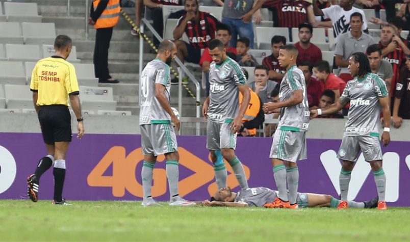 Robinho dispara contra árbitro: 'Xingamos ele de todos os nomes'