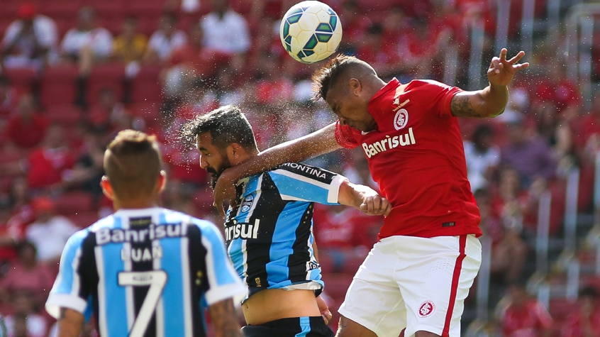 Nico Freitas do Internacional e Douglas do Gremio disputam lance durante Gre-Nal (Foto: Marcos Cunha)