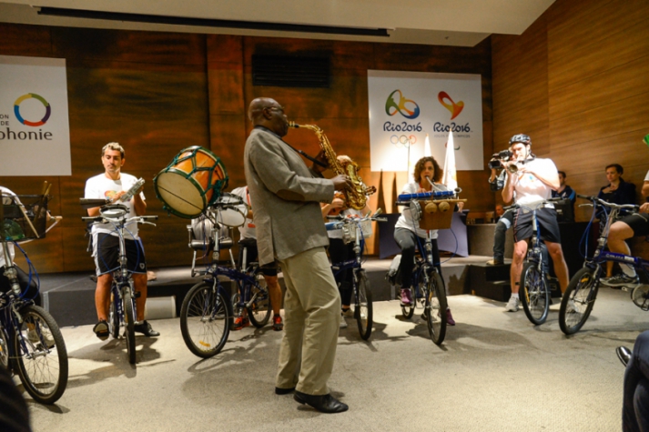 Camaronês Manu Dibango e músicos da Orquestra Ciclofônica celebraram acordo entre Rio-2016 e Organização Internacional da Francofonia (Foto: Alex Ferro / Divulgação Rio 2106)