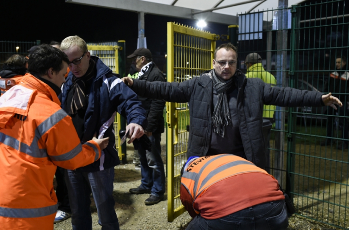Revista em Bruxelas para entrada no Estádio (Foto: AFP/JOHN THYS)