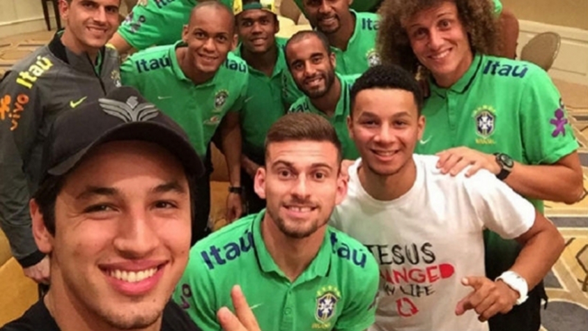 Jogadores posam para 'selfie' com pastor na concentração da seleção (Foto: Reprodução)