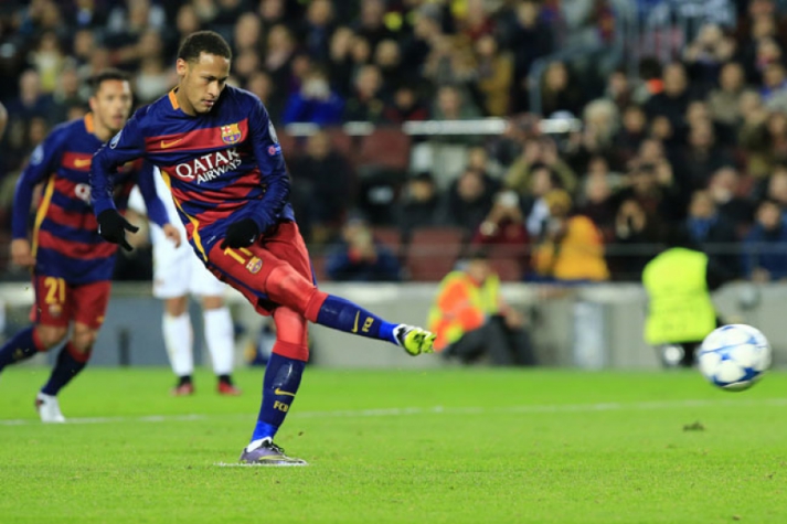Neymar desperdiça cobrança de pênalti contra a Roma (Foto: Pau Barrena / AFP)