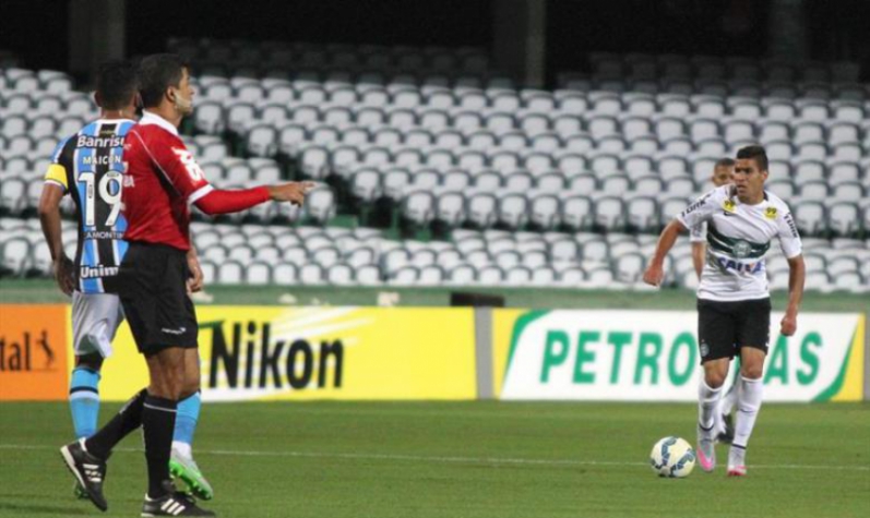 Thiago Lopes, jogador do Coritiba em jogo contra o Grêmio pelo Campeonato Brasileiro (Divulgação/ Coritiba)