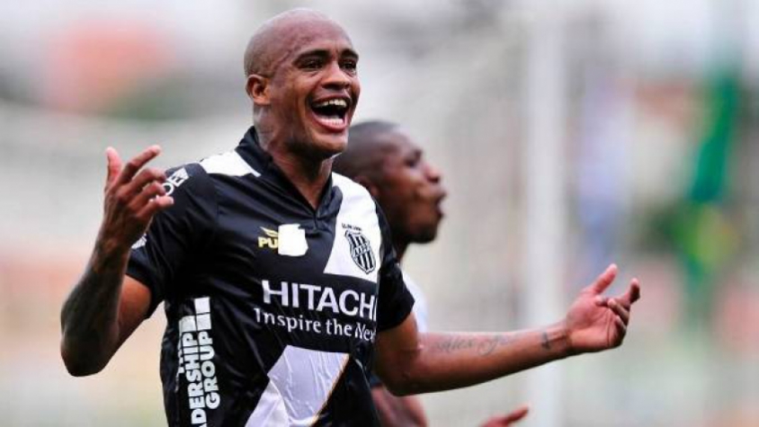 Alexandro, atacante da Ponte Preta comemora gol durante do Campeonato Brasileiro (Foto: Helio Suenaga / Gazeta Press)