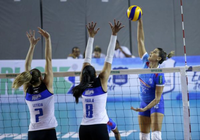 Mari Paraíba (no ataque) durante jogo da Superliga Feminina de vôlei (Foto: Orlando Bento/MTC)