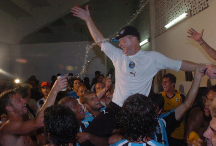 Mano é carregado pelos jogadores após a Batalha dos Aflitos (Foto: CP Memória)