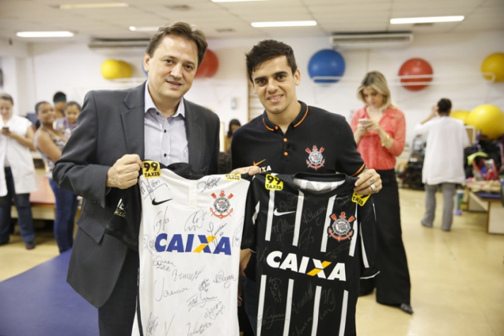 Fagner volta à AACD após 20 anos, doa camisas e brinca com crianças