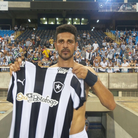 Leandro Guerreiro com a camisa alvinegra (Reprodução)