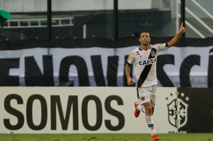 LANCEPRESS! - (Brazil Out) - Rio de Janeiro - 29.11.2015 - Foto de Wagner Meier/Lancepress! - Campeonato Brasileiro 2015 Série A - Décima Sétima Rodada - Vasco x Santos - Local : São Januário - NF: Nenê comemora seu gol.