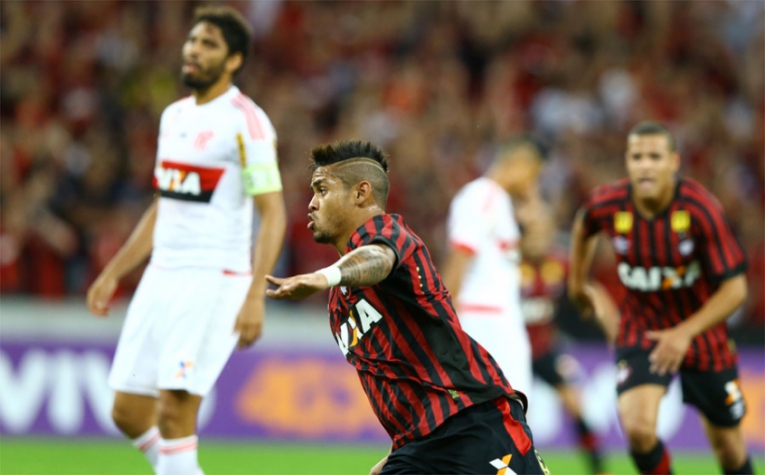 Confira as imagens da goleada do Atlético-PR sobre o Flamengo (foto:Rodolfo Buhrer/La Imagem/Fotoarena/Lancepress!)