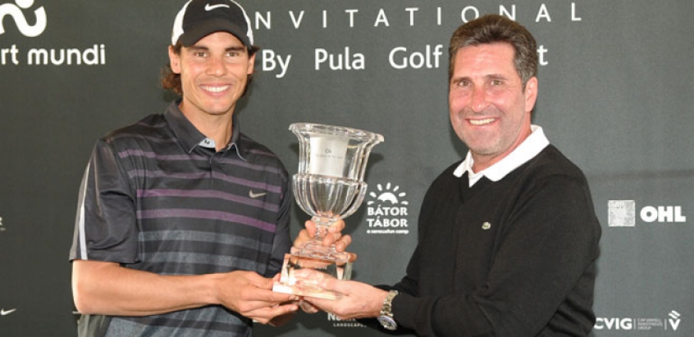 Rafael Nadal recebe troféu de torneio de golfe das mãos de José Maria Olazábal