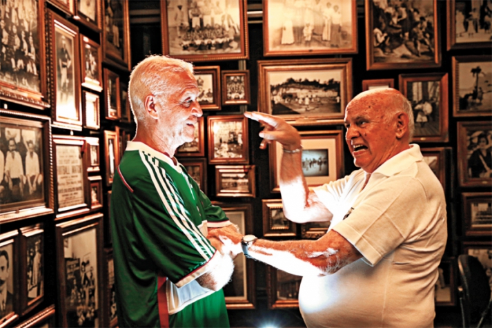 L! leva Divino e Pepe ao Museu do Futebol e ídolos se emocionam